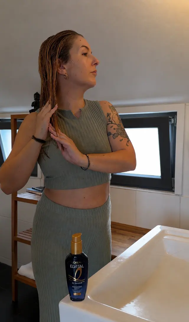 UGC-Produktion mit Haarpflegeprodukt im Badezimmer