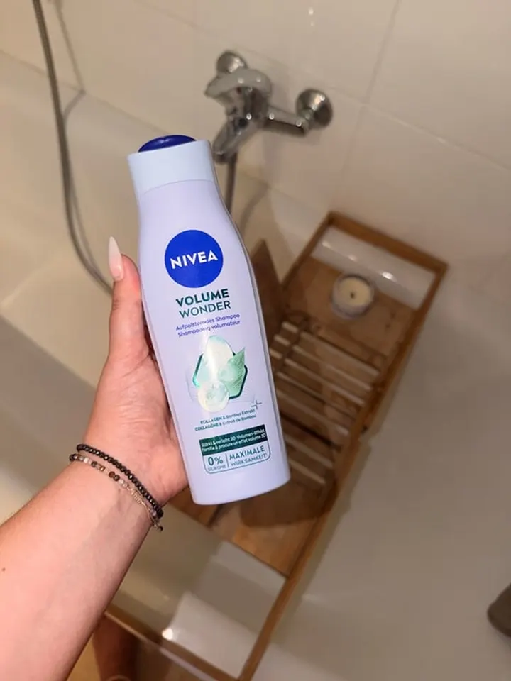 UGC-Produktfotografie eines Shampoos im Badezimmer